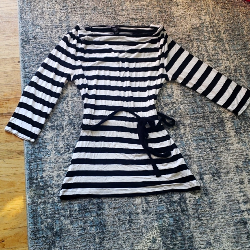 Black and white stripped three quarter lengthed shirt